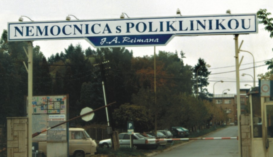 Tabuľa nad vchod do areálu Nemocnice v Prešove
